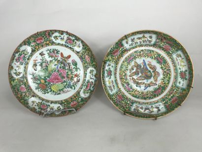 null CHINE, Canton, époque Minguo (1912-1949)
Deux assiettes décorées de papillons,...