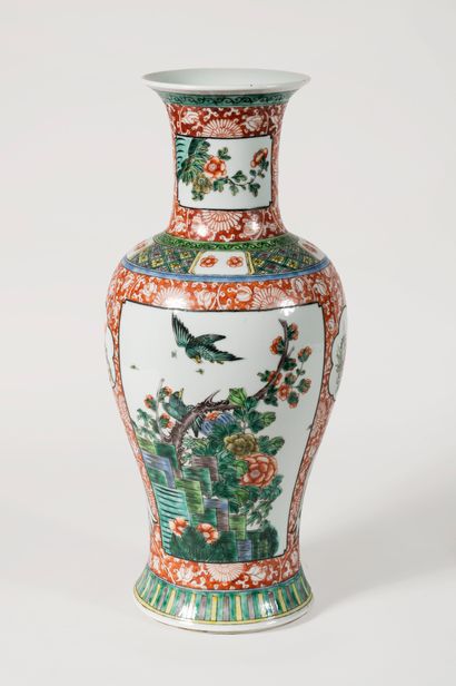 null CHINE, XXè siècle. 
Vase balustre à col évasé en porcelaine émaillée d'oiseaux...