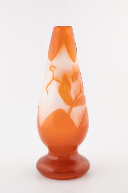 null ÉTABLISSEMENTS GALLÉ (1904-1936)
Petit vase soliflore sur piédouche en verre...