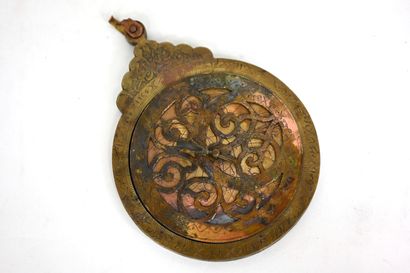null Astrolabe en laiton ciselé à cinq disques, à décor d'entrelacs ajourés portant...