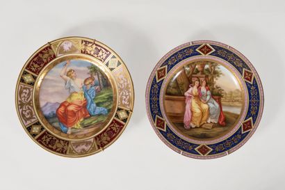 null VIENNE
Deux assiettes en porcelaine polychrome à décor l'une de Vénus déesse...