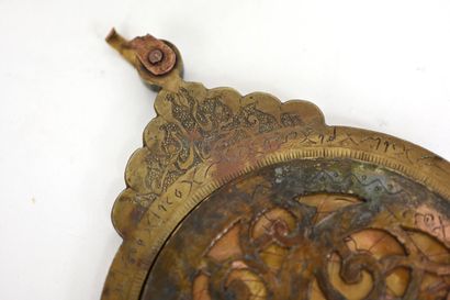 null Astrolabe en laiton ciselé à cinq disques, à décor d'entrelacs ajourés portant...