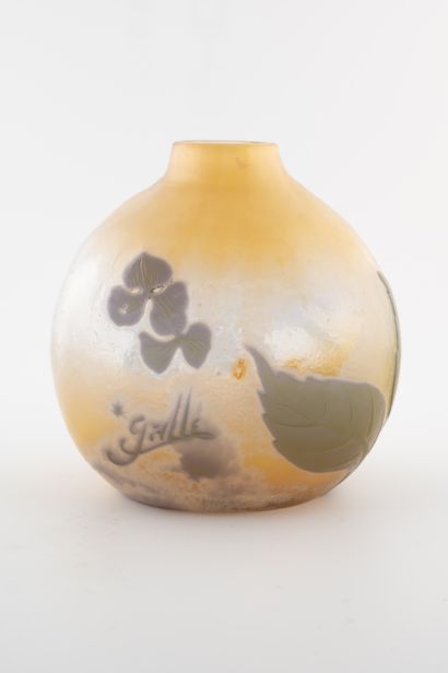 null ÉTABLISSEMENTS GALLÉ (1904-1936)
Petit vase gourde et col annulaire en verre...