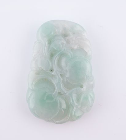 null CHINE, XXème siècle
Plaquette pendentif ajourée et sculptée de fruits. Jade...