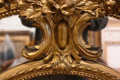 null Important miroir ovale à parcloses en bois et stucs sculptés et dorés. La bordure...