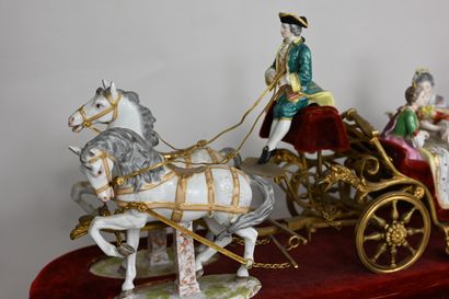 null PARIS 
Important carrosse en porcelaine polychrome composé de deux chevaux et...