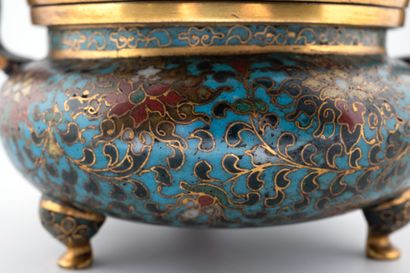 null CHINE, XVIIIème siècle
Brûle-parfum tripode dont la panse est décorée de fleurs...