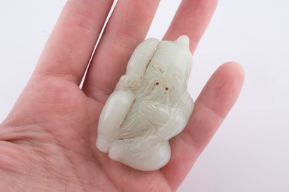 null CHINE, XXème siècle
Pendentif figurant Shou Lao assis. Jade blanc céladonné
Haut.:...