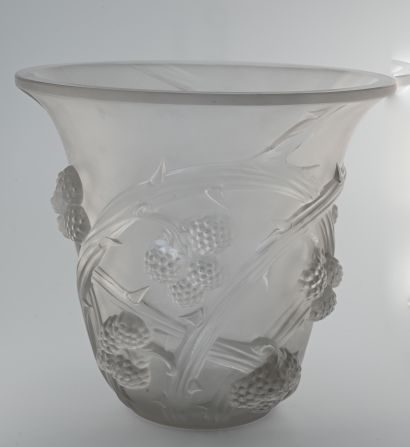 null René LALIQUE (1860-1945)
Vase évasé en verre givré pressé-moulé figurant des...