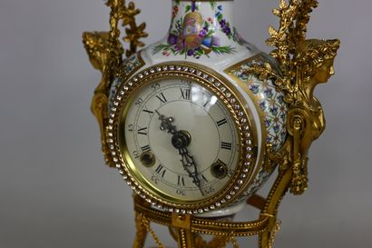 null Pendule dite "Marie-Antoinette" en porcelaine de Paris polychrome sur fond blanc...