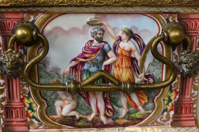 null PARIS
Châsse en porcelaine à décor polychrome de scènes mythologiques : Ulysse...