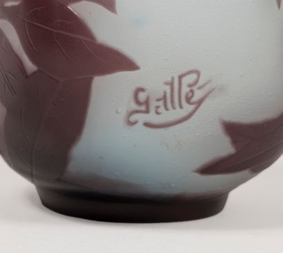 null Émile GALLÉ (1846-1904) 
Vase sphérique à corps légèrement aplati et col tubulaire...