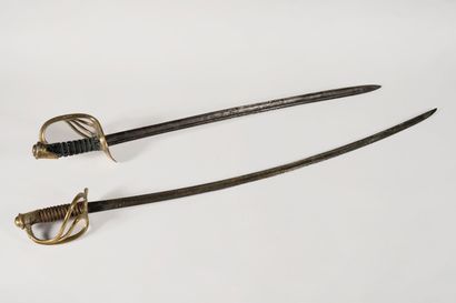 null Deux sabres : 
-un 1822 officier de cavalerie légère (manque le filigrane)....