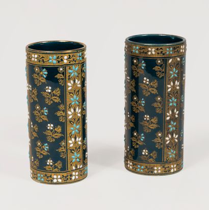 null GIEN, Fin XIXè siècle 
Paire de vases rouleau en faïence émaillée à décor de...