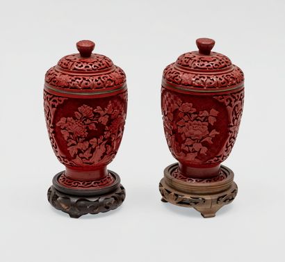 null CHINE, XIXè-XXè siècle
Paire de petits vases couverts de forme évasée en laque...