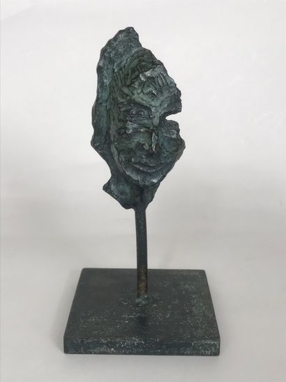 null École FRANÇAISE, XXè siècle 
Visage
Sculpture en bronze à patine verte
Haut.:...