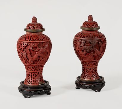 null CHINE, XIXè-XXè siècle
Paire de petits vases couverts de forme balustre en laque...
