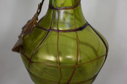 null Witte LOETZ (1836-1947)
Paire de vases en verre opalescent et iridescent vert...