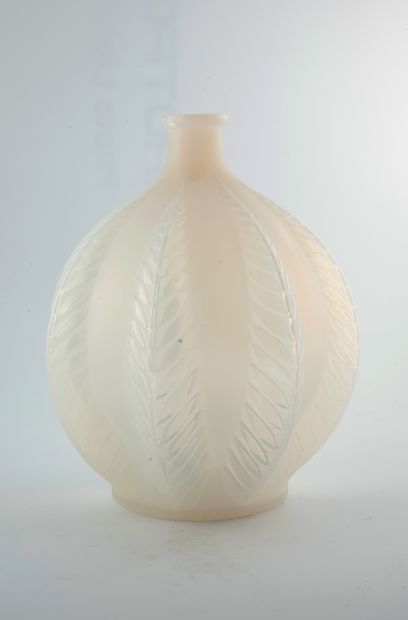 null René LALIQUE (1860-1945)
Vase "Malines" dit aussi "Feuilles pointues", en verre...