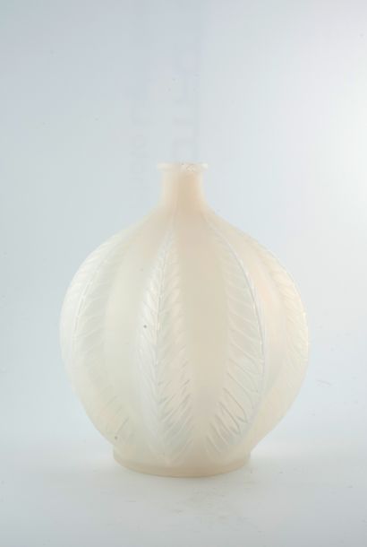 null René LALIQUE (1860-1945)
Vase "Malines" dit aussi "Feuilles pointues", en verre...