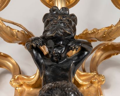 null Importante paire d'appliques en bronze doré et sculpté d'un atlante Janus à...