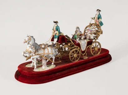 null PARIS 
Important carrosse en porcelaine polychrome composé de deux chevaux et...