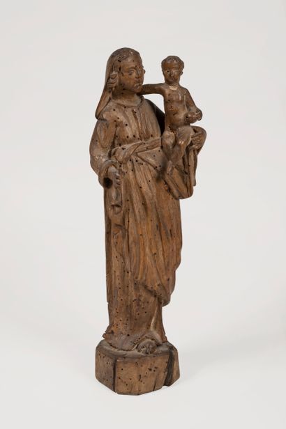 null École FRANÇAISE, XVIIIè siècle 
Vierge à l'enfant 
Sculpture en noyer sculpté
Haut.:...