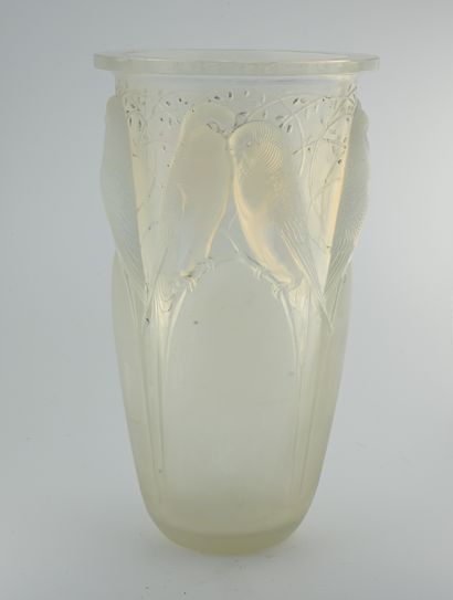 null René LALIQUE (1860-1945)
Vase "Ceylan" ou "Huit perruches" en verre pressé-moulé...
