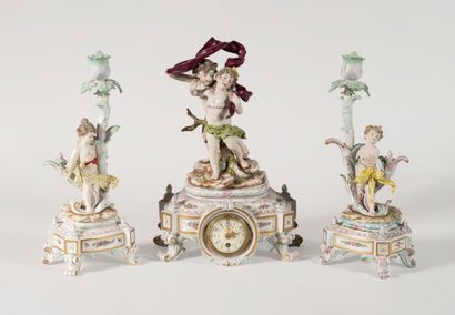 null SAXE 
Garniture de cheminée en porcelaine polychrome aux tons pastels sur fond...