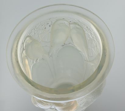 null René LALIQUE (1860-1945)
Vase "Ceylan" ou "Huit perruches" en verre pressé-moulé...