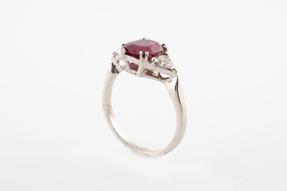 null Bague en or blanc 18k ornée d'un rubis ovale accosté de deux diamants taille...