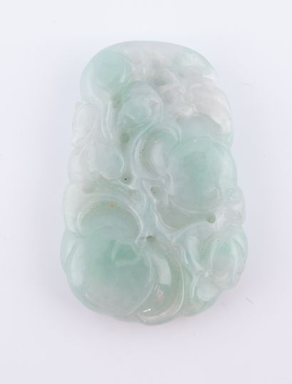 null CHINE, XXème siècle
Plaquette pendentif ajourée et sculptée de fruits. Jade...