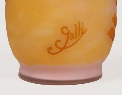 null Émile GALLÉ (1846-1904) 
Vase de forme balustre en verre multicouches à décor...