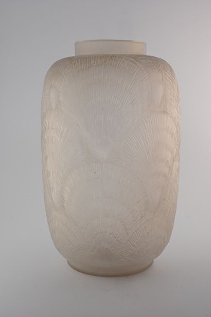 null René LALIQUE (1860-1945)
Vase "Coquilles" en verre pressé-moulé. Signé à la...