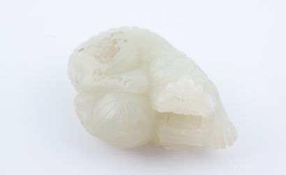 null CHINE, XXème siècle
Chimère allongée auprès d’une balle. Jade blanc céladonné.
Larg.:...