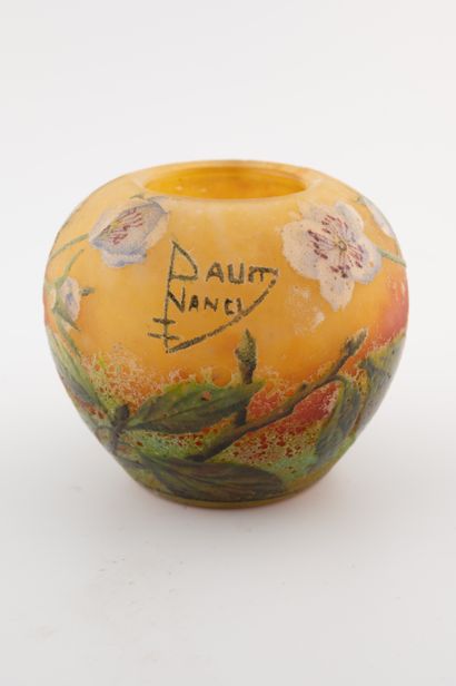 null DAUM - Nancy
Petit vase boule en verre multicouches gravé à l'acide, présentant...