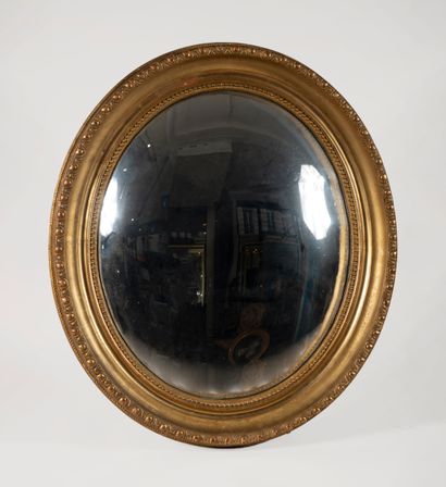null Miroir ovale bombé, dit de Sorcière 
Cadre en bois sculpté, mouluré et doré,...