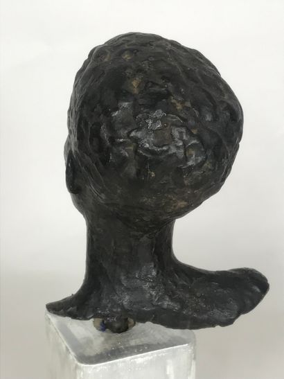 null École Française, XXè siècle 
Buste féminin
Sulpture en bronze à patine noire....