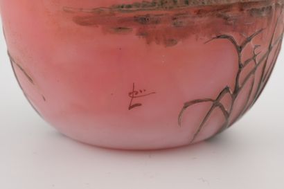 null LEGRAS 
Vase en verre multicouche de forme ovoïde à col trilobé à pointes étirées...