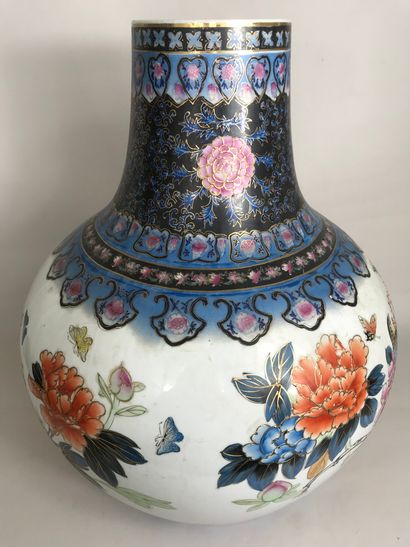 null CHINE, XXè siècle
Potiche ovoïde en porcelaine à décor de bouquets de pivoines...