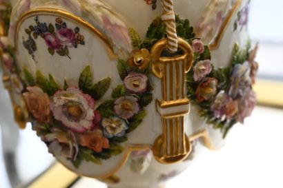 null ALLEMAGNE
Paire de vases couverts à l’imitation d’un vase de Sèvres dit de Fontenoy...
