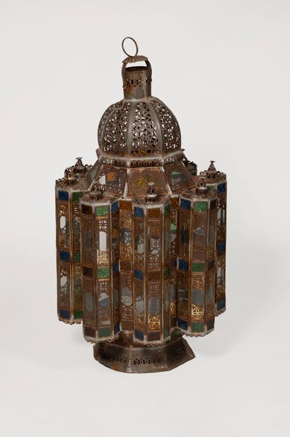 null Lanterne orientale en métal et verre
XXè siècle 
82 x 44 cm
(Accidents)