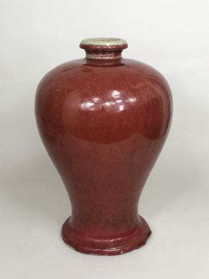 null CHINE, Fin XIXe siècle 
Vase de forme meiping, en porcelaine sang de boeuf....