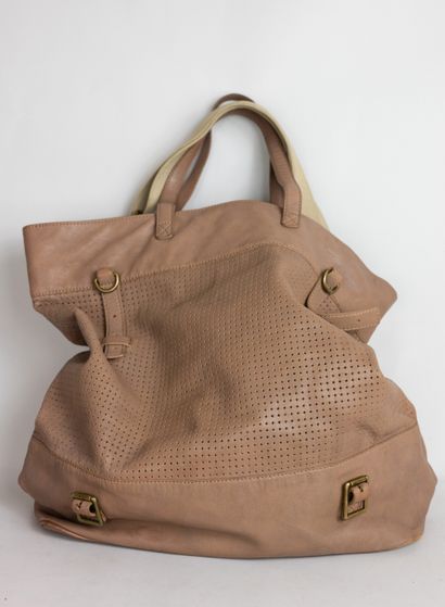 null TILA MARCH
Sac cabas en cuir beige partiellement perforé. Double anse et une...