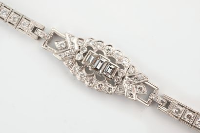 null Bracelet articulé en platine, le maillon central orné de trois diamants taille...