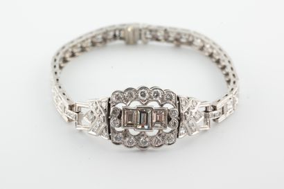 null Bracelet articulé en platine, le maillon central orné de trois diamants taille...