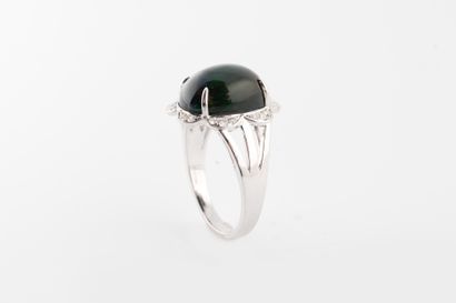 null Bague fleur en or blanc 18k surmontée d'une opale noire ovale en cabochon de...