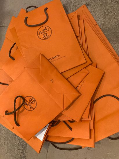 null Un fort lot de sacs d’emballage en papier orange signés Hermès Paris.
Formats...