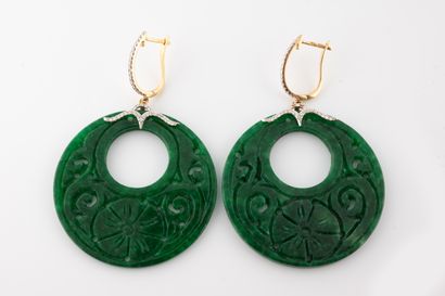 null Paire de pendants d'oreilles en or jaune 18k retenant des plaques de jade circulaires...