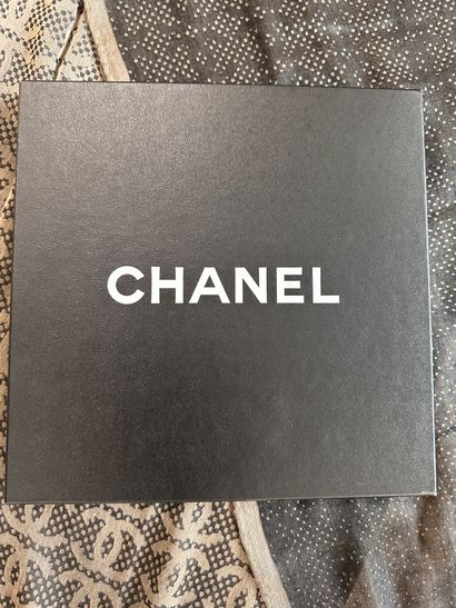 null CHANEL
Etole en cachemire et soie, à motif du double "C" de la maison Chanel.
Avec...